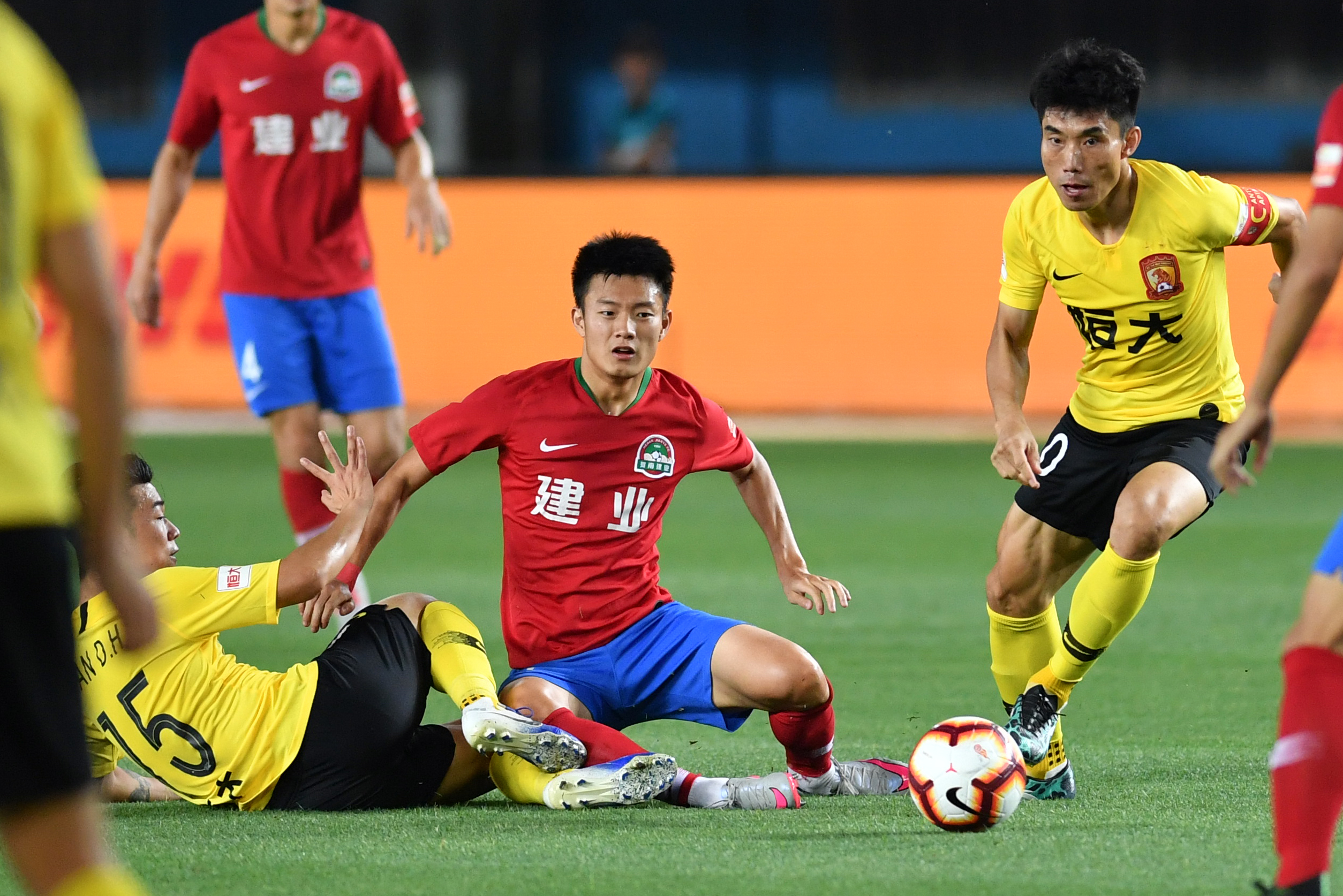 今夜摩纳哥调整名单以备中超；防线松动环节打磨；引发热议；阵容厚度经受考验的简单介绍